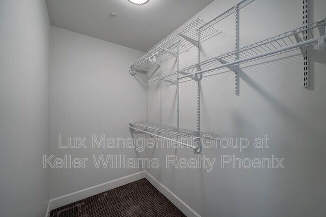 Building Photo - 504 E Roosevelt St