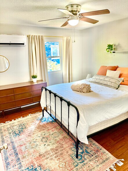 Building Photo - Room in Apartment on Liberty St