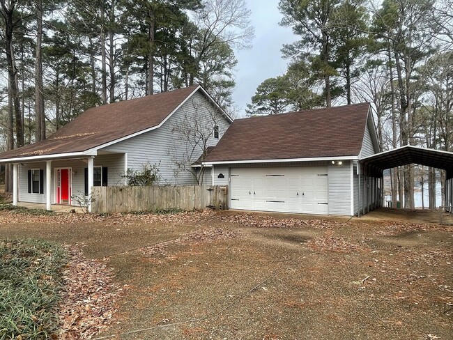 Building Photo - Cypress Lake Front Property!