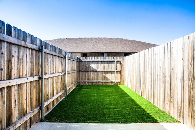 Building Photo - Beautiful New Townhome Located South of To...