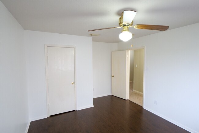 Building Photo - 23135 N Waterlake Dr