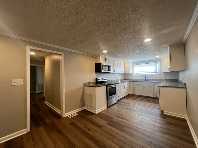 Building Photo - **MOVE-IN Special $500 off the 1st full month's rent with lease signed by 12/10/25**