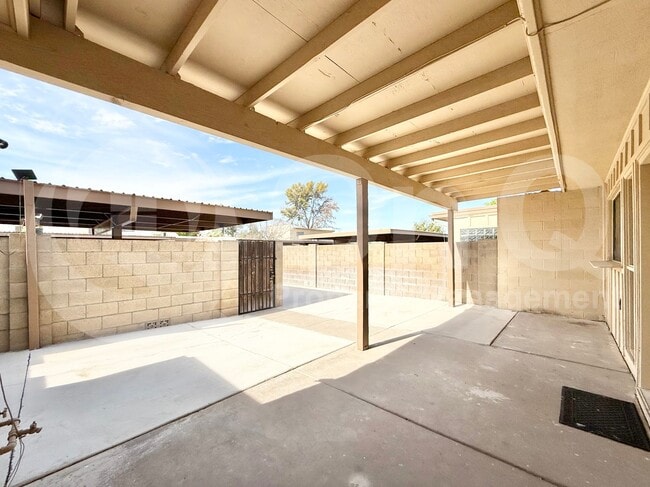 Building Photo - 2113 E Dunbar Dr