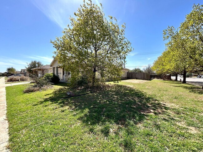 Building Photo - Charming 3-Bedroom Home with Open Layout & Covered Patio!