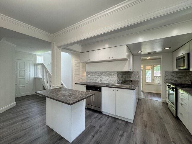 Building Photo - Relaxing 3 Bed 2.5 Bath Single Family Home...