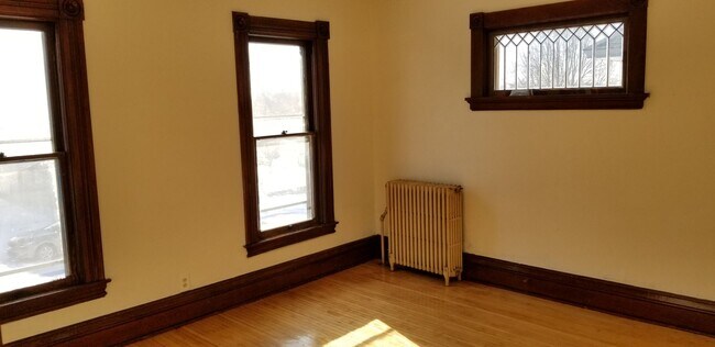 Building Photo - Awesome 2nd floor studio with private deck...