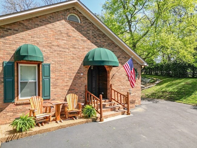 Building Photo - 204 Hogan Ln