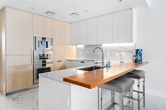 Building Photo - 15701 Collins Ave