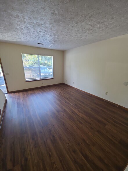 Building Photo - 492 W 9th St