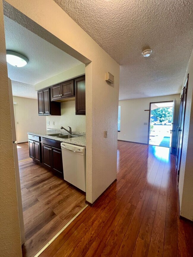 Building Photo - Well Maintained 2BD Duplex - Water Included