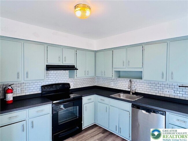 Building Photo - 235 Vista Dr