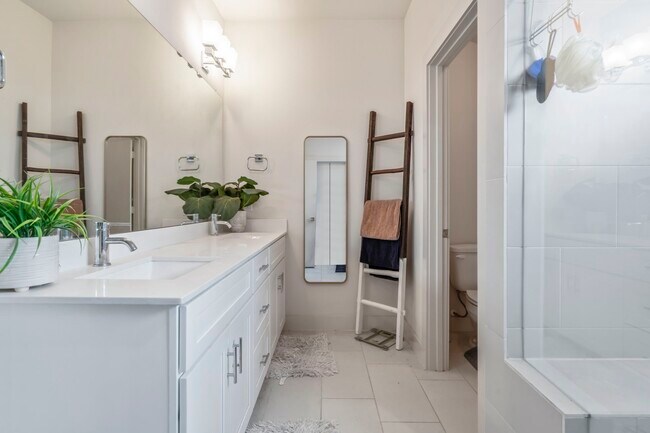 Building Photo - 2210 Lou Ellen Ln