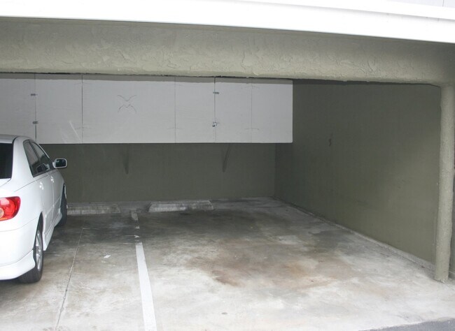 Building Photo - 951 W Summerland Ave