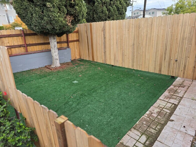 Building Photo - 2224 W Dunlop St