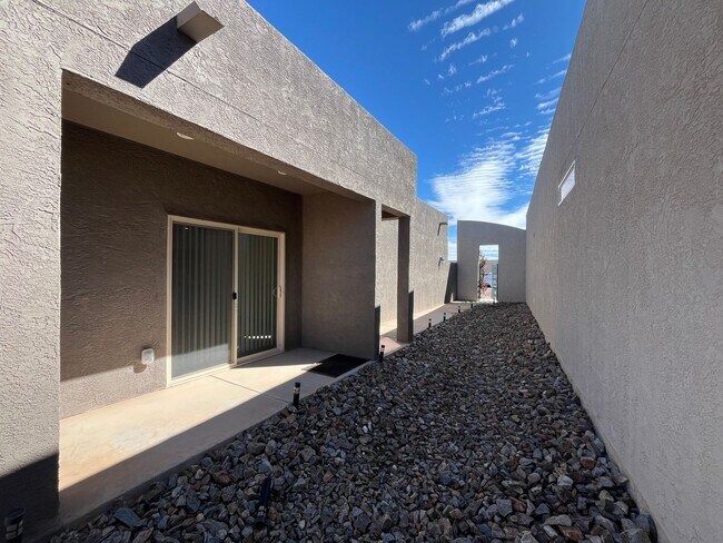 Building Photo - Modern 3 Bedroom 2 Bathroom Home In Los Lu...