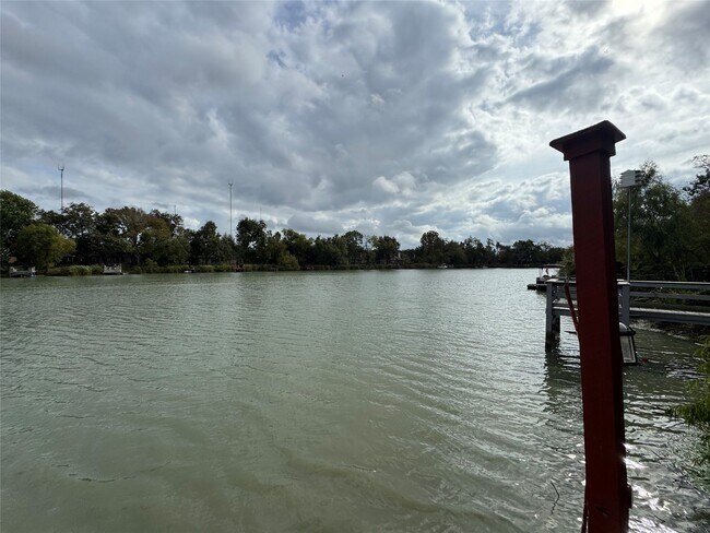 Building Photo - 107 Island Blvd