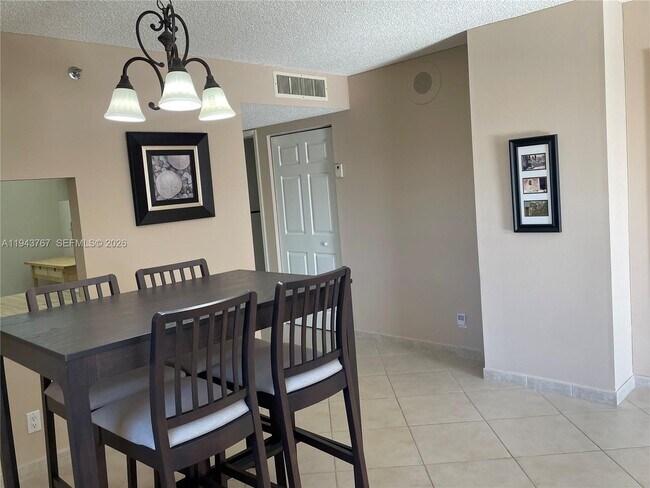 Building Photo - 2625 Collins Ave