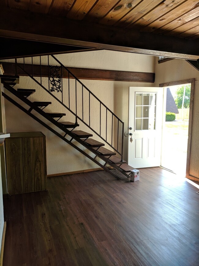 Building Photo - Newly Remodeled Affordable 2 Bedroom 1.5 B...