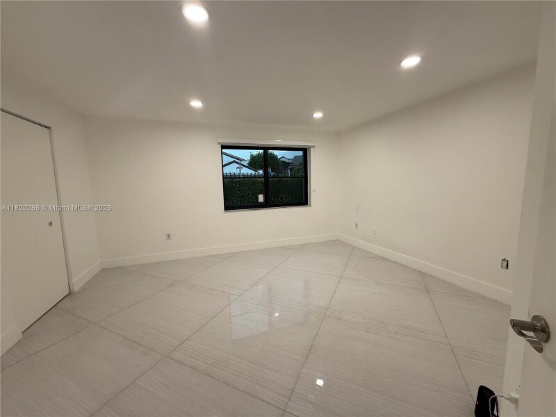 Building Photo - 9405 Fontainebleau Blvd
