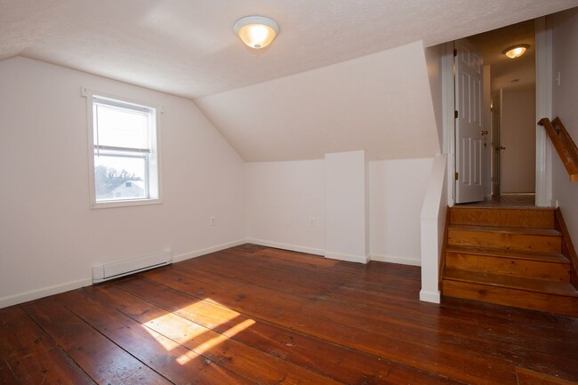 Building Photo - 3 bedroom, 1 full/1 half bath, Duplex in C...