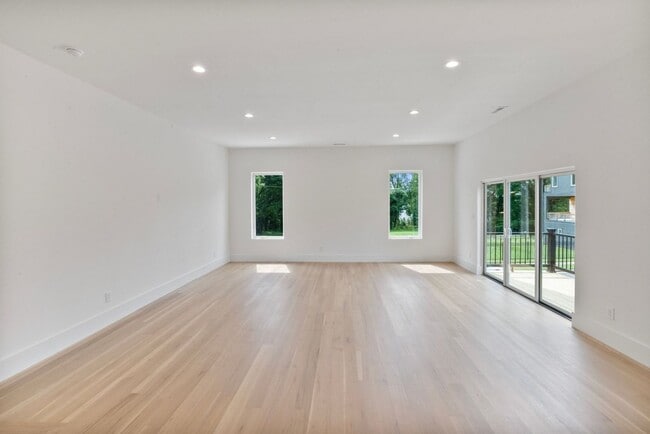 Building Photo - 129 French St