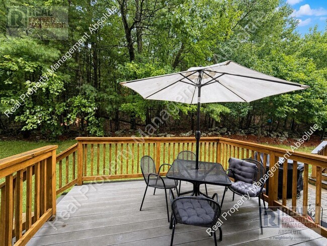 Building Photo - Prime Hudson Location: 3-Bed Townhouse Beside Benson’s Park