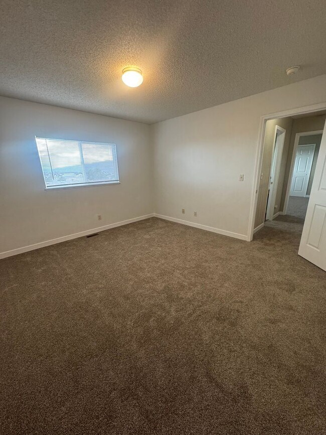 Building Photo - 3 bedroom home in Wagon Trails with commun...