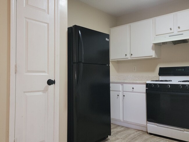 Building Photo - Great In-Law Suite Property - Master on Up...