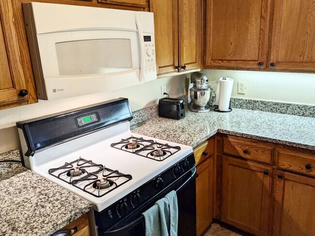 Building Photo - Updated 3-bed 2-bath 2-car in SW Moore