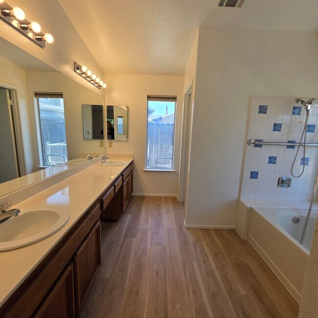 Building Photo - 3bd/2ba Single Story, Fresh Updates, Huge Backyard