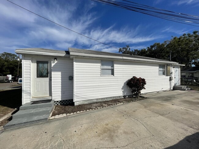 Building Photo - 2405 Everett St
