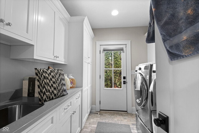 Building Photo - 1210 Golden Hill Dr