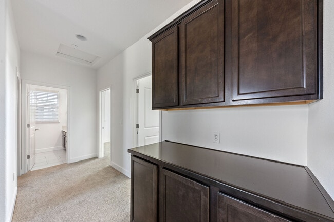 Building Photo - 1680 Southview Dr