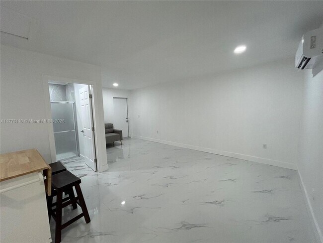 Building Photo - 670X SW 28th Terrace