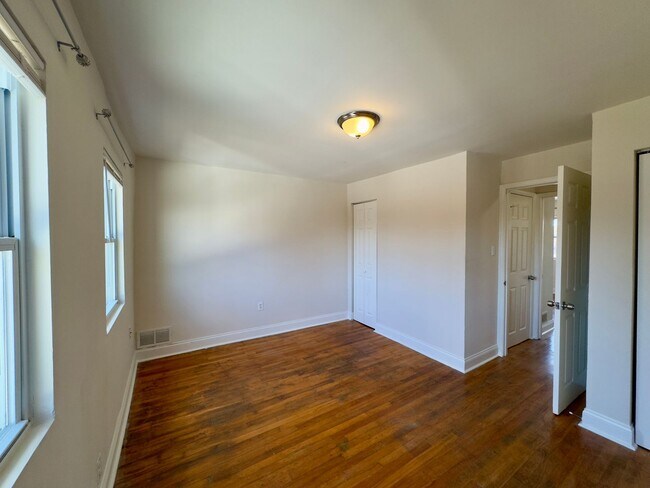 Building Photo - Charming 2 Bedroom/1 Bathroom Townhome in Medford!