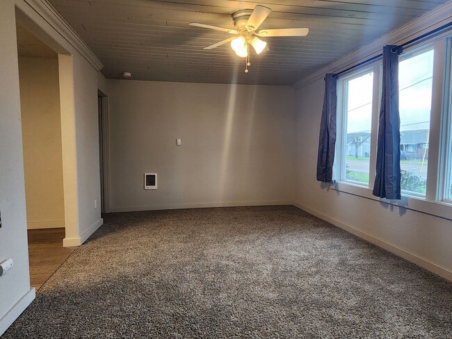 Building Photo - Newly Renovated Pet Friendly 2 Bed / 1 Bat...