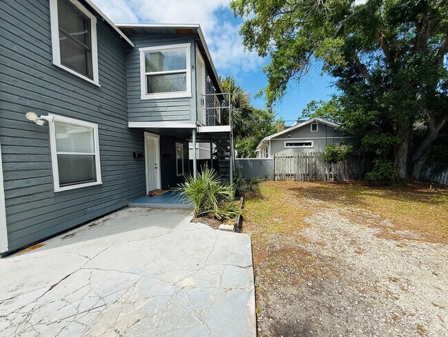 Building Photo - 320 21st Ave S