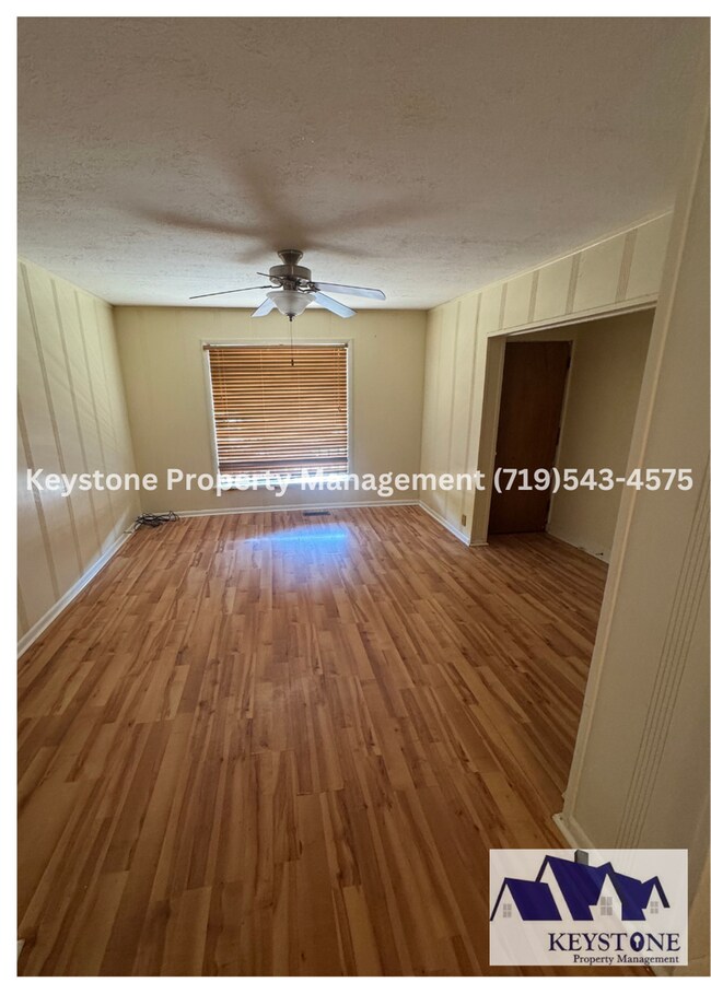 Building Photo - Conveniently located -  Downtown Apartment...