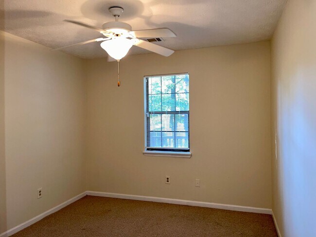 Building Photo - Spacious 3 Bed/2 Bath Ranch with Over 1800...