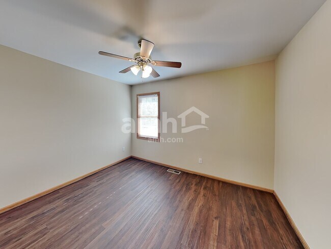 Building Photo - 2006 Oak Forest Dr