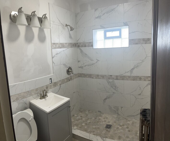 Building Photo - 1372 Bunts Rd