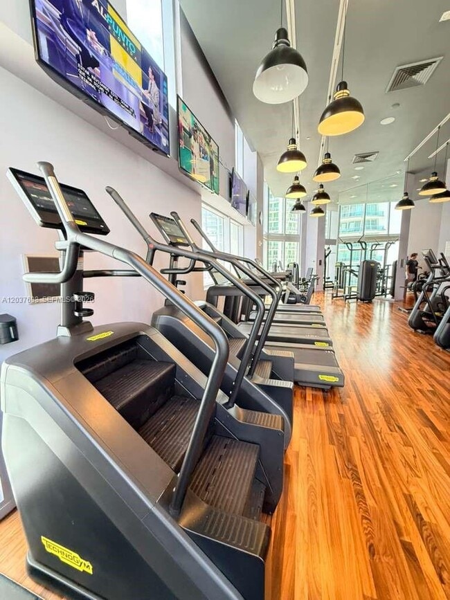 Building Photo - 1300 Brickell Bay Dr