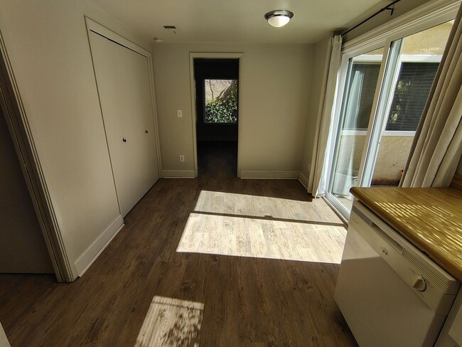 Building Photo - 939 Claremont Ct