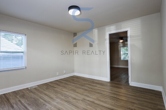 Building Photo - 1106 Wyland Dr SW