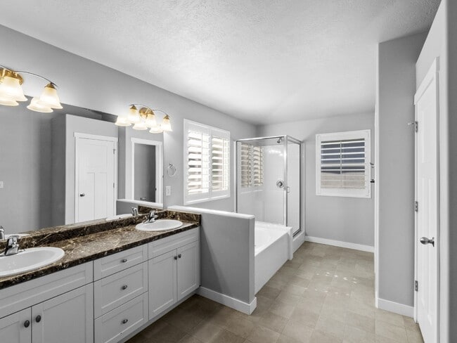 Building Photo - Stunning Bluffdale Home