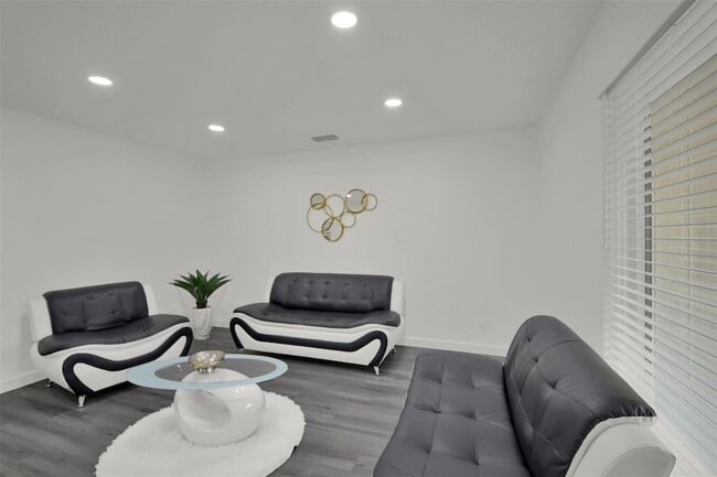 Building Photo - 1408 Fairfield Dr