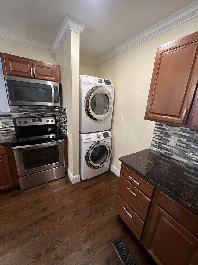 Building Photo - Beautiful 2 Bed 1 Bath duplex unit in the ...