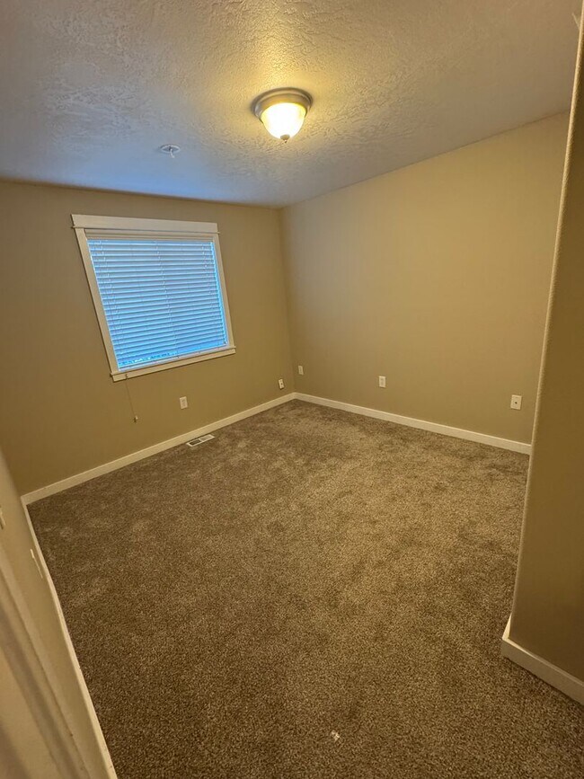Building Photo - Gorgeous 4 bedroom, 2 bath, Albany