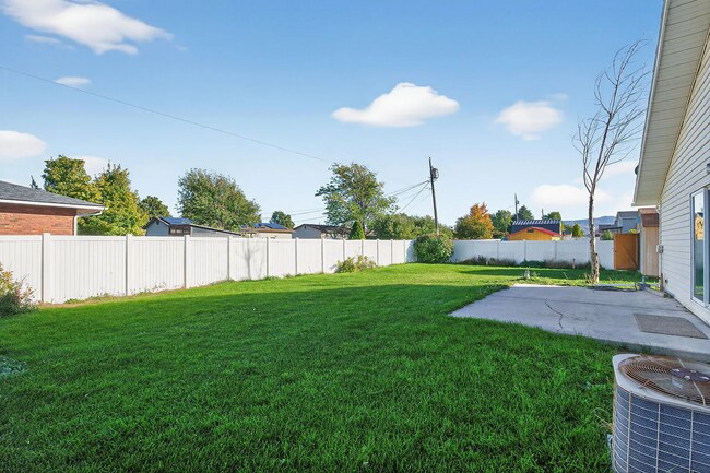 Building Photo - Impressive 5 bed/3 bath twin home in Chubbuck with just under 3000 square feet.