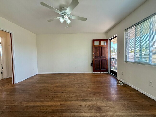 Building Photo - CORNER Upstairs Unit Within Small Gated Community! COMPLIMENTARY Shared Laundry! Spacious Floorplan!